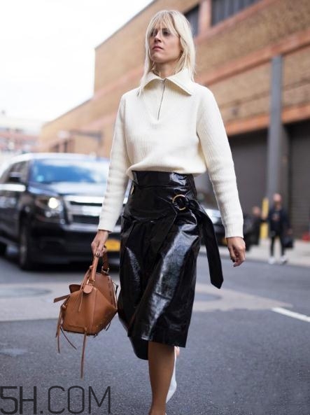 焦糖色包包配什么顏色好看？焦糖色包包搭配圖片