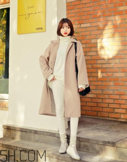 冬天白色褲子配什么鞋？冬天白色褲子搭配鞋子圖片