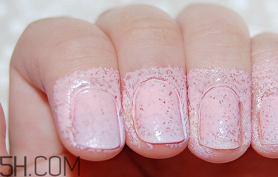 粉色漸變美甲怎么做？皮膚黑適合什么顏色的指甲油？