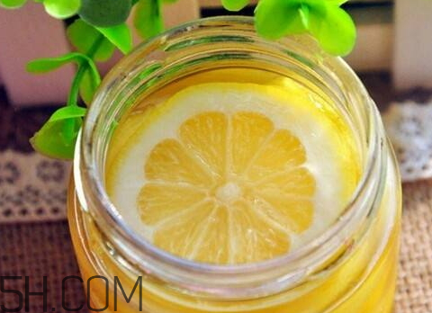 一斤蜂蜜放多少檸檬 蜂蜜泡檸檬為什么會苦 一斤蜂蜜放多少檸檬 蜂蜜泡檸檬為什么會苦