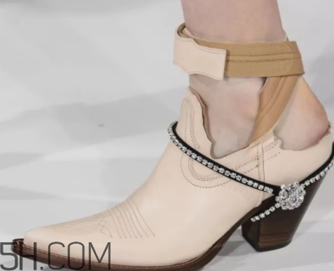 2018流行什么鞋子？2018流行鞋子搭配