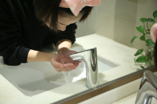 冷凍化妝棉上妝法好嗎 網(wǎng)傳的化妝神技真的有用嗎 冷凍化妝棉上妝法好嗎 網(wǎng)傳的化妝神技真的有用嗎