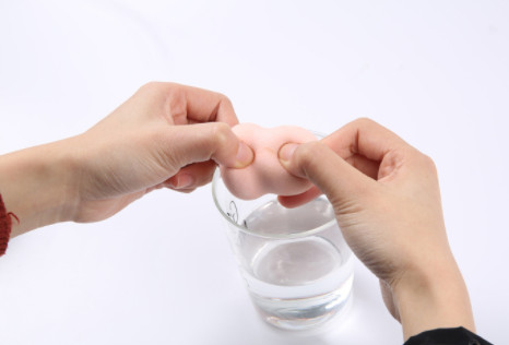 冷凍化妝棉上妝法好嗎 網(wǎng)傳的化妝神技真的有用嗎 冷凍化妝棉上妝法好嗎 網(wǎng)傳的化妝神技真的有用嗎