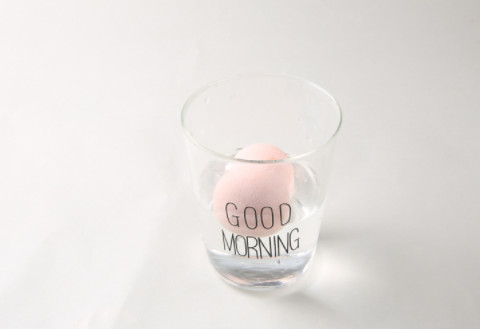 冷凍化妝棉上妝法好嗎 網(wǎng)傳的化妝神技真的有用嗎 冷凍化妝棉上妝法好嗎 網(wǎng)傳的化妝神技真的有用嗎