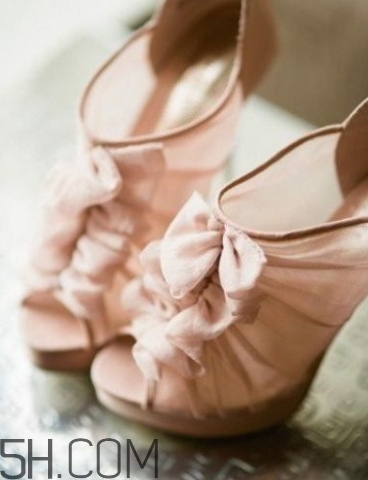 2018年流行什么顏色的婚鞋？2018年流行什么婚鞋款式