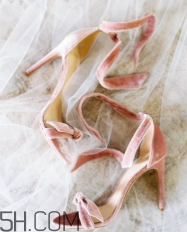 2018年流行什么顏色的婚鞋？2018年流行什么婚鞋款式