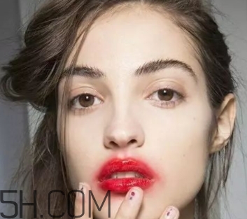 2018年流行什么唇妝？2018年流行唇妝怎么化