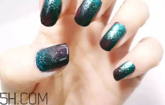 粉色漸變美甲怎么做？皮膚黑適合什么顏色的指甲油？