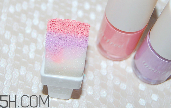 粉色漸變美甲怎么做？皮膚黑適合什么顏色的指甲油？