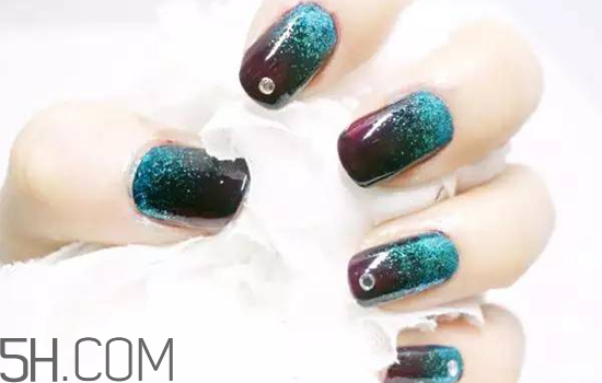 粉色漸變美甲怎么做？皮膚黑適合什么顏色的指甲油？