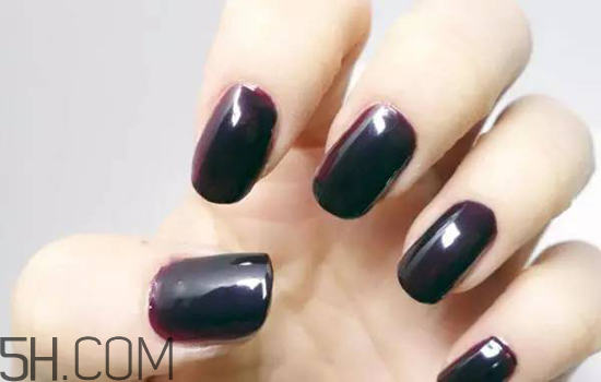 粉色漸變美甲怎么做？皮膚黑適合什么顏色的指甲油？