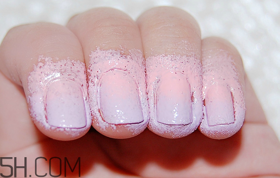 粉色漸變美甲怎么做？皮膚黑適合什么顏色的指甲油？