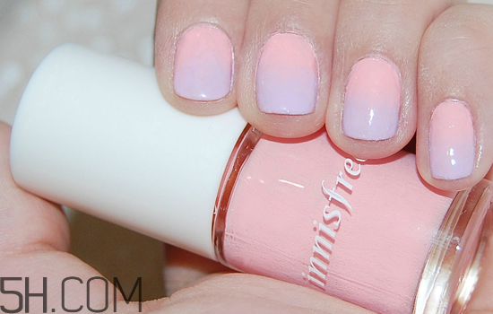 粉色漸變美甲怎么做？皮膚黑適合什么顏色的指甲油？