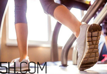 在跑步機上可以光腳跑嗎？跑步機有什么注意事項嗎？