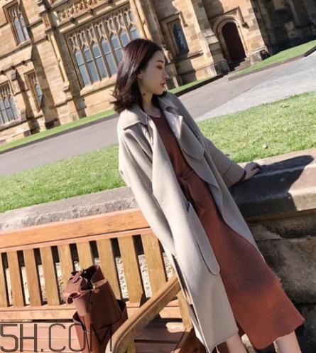 焦糖色連衣裙配什么外套？焦糖色連衣裙搭配圖片