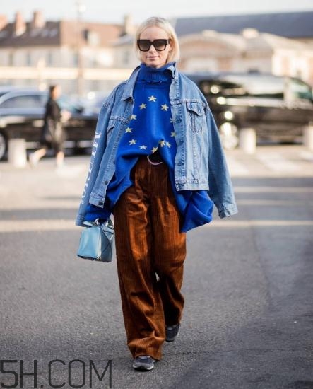 焦糖色闊腿褲配什么鞋子？焦糖色闊腿褲搭配鞋子圖片