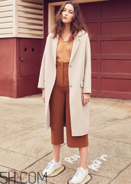 焦糖色闊腿褲配什么鞋子？焦糖色闊腿褲搭配鞋子圖片