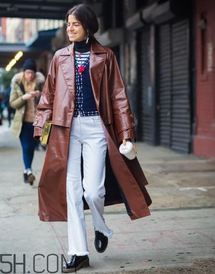 白色喇叭褲搭什么上衣？白色喇叭褲搭配圖片