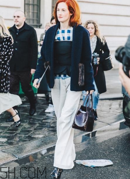 白色喇叭褲搭什么上衣？白色喇叭褲搭配圖片