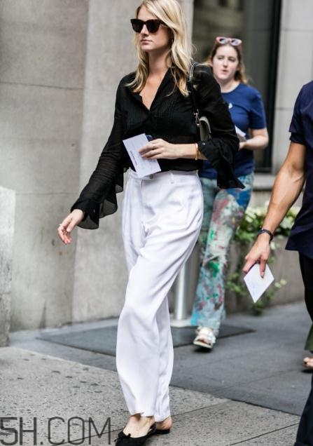 白色喇叭褲搭什么上衣？白色喇叭褲搭配圖片