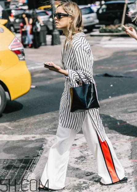 白色喇叭褲搭什么上衣？白色喇叭褲搭配圖片