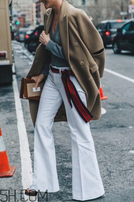 白色喇叭褲搭什么上衣？白色喇叭褲搭配圖片