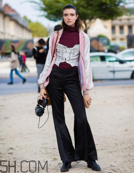 黑色喇叭褲搭什么上衣？黑色喇叭褲搭配上衣圖片