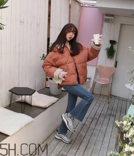 喇叭褲搭配羽絨服好看嗎？喇叭褲搭配羽絨服圖片