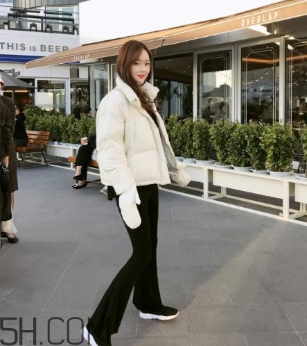 喇叭褲搭配羽絨服好看嗎？喇叭褲搭配羽絨服圖片