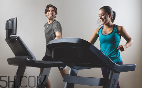 跑步機(jī)的正確跑步姿勢(shì)是什么？跑步機(jī)跑步的注意事項(xiàng)有哪些？