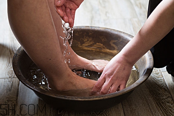 一邊泡腳一邊敷面膜好嗎 常泡腳有益健康 一邊泡腳一邊敷面膜好嗎 常泡腳有益健康