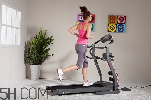 跑步機和戶外跑步哪個效果好？跑步機和戶外跑步有什么區(qū)別？