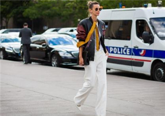 白色喇叭褲搭什么上衣？白色喇叭褲搭配圖片