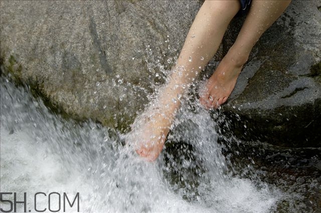 一邊泡腳一邊敷面膜好嗎 常泡腳有益健康 一邊泡腳一邊敷面膜好嗎 常泡腳有益健康