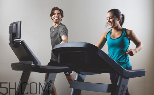 跑步機和戶外跑步哪個效果好？跑步機和戶外跑步有什么區(qū)別？