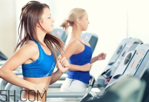 跑步機(jī)的正確跑步姿勢(shì)是什么？跑步機(jī)跑步的注意事項(xiàng)有哪些？