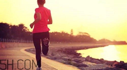 跑步機和戶外跑步哪個效果好？跑步機和戶外跑步有什么區(qū)別？