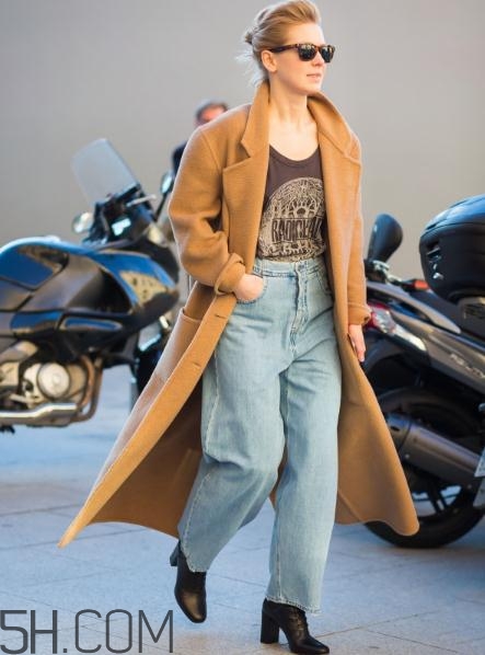 牛仔闊腿褲冬天怎么搭配？冬天牛仔闊腿褲搭配圖