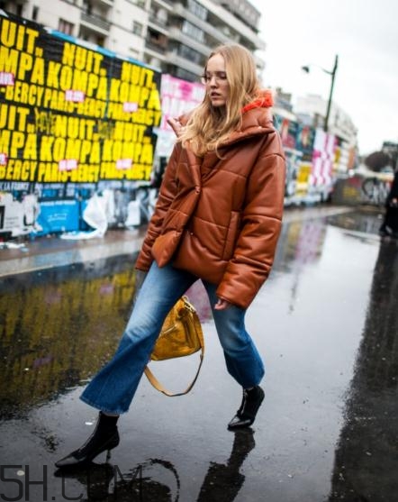 牛仔闊腿褲冬天怎么搭配？冬天牛仔闊腿褲搭配圖