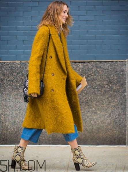 牛仔闊腿褲冬天怎么搭配？冬天牛仔闊腿褲搭配圖