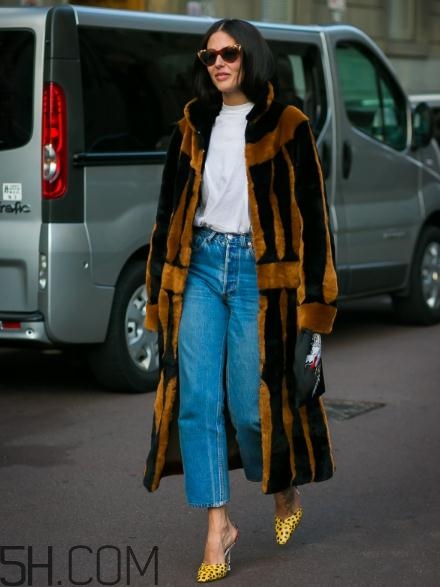 牛仔闊腿褲冬天怎么搭配？冬天牛仔闊腿褲搭配圖