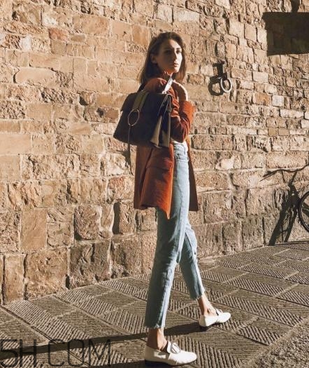 焦糖色上衣配什么褲子？焦糖色上衣搭配褲子圖片