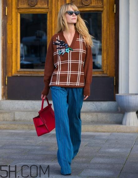 焦糖色上衣配什么褲子？焦糖色上衣搭配褲子圖片