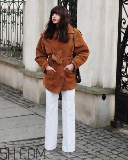 焦糖色上衣配什么褲子？焦糖色上衣搭配褲子圖片