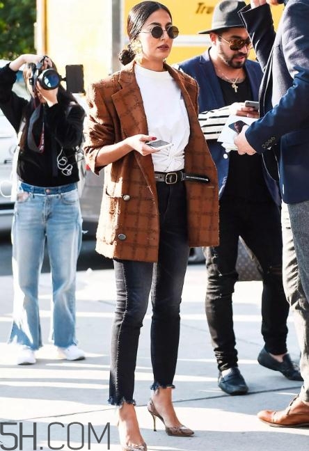 焦糖色上衣配什么褲子？焦糖色上衣搭配褲子圖片