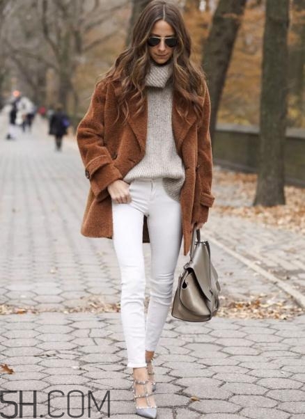 焦糖色上衣配什么褲子？焦糖色上衣搭配褲子圖片