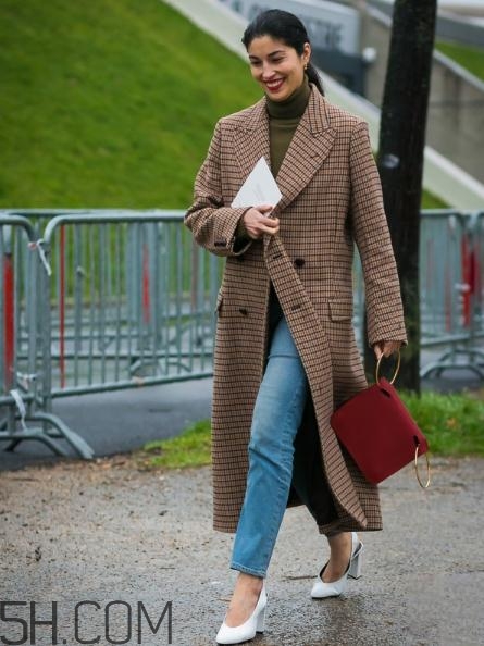 冬天牛仔褲配什么上衣？冬天穿牛仔褲怎么搭配？