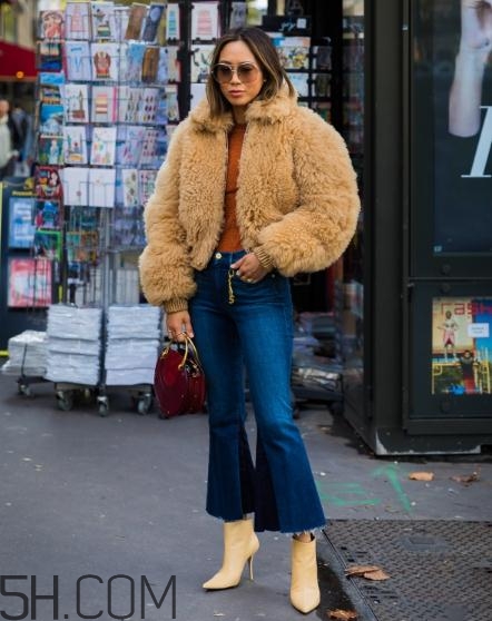 冬天牛仔褲配什么上衣？冬天穿牛仔褲怎么搭配？