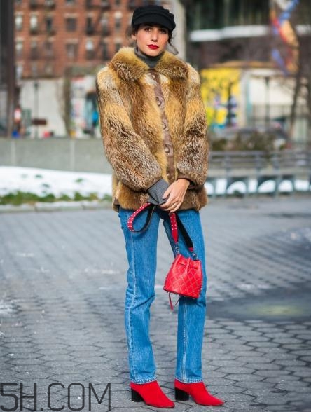 冬天牛仔褲配什么上衣？冬天穿牛仔褲怎么搭配？