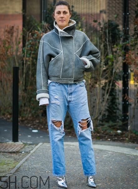 冬天牛仔褲配什么上衣？冬天穿牛仔褲怎么搭配？